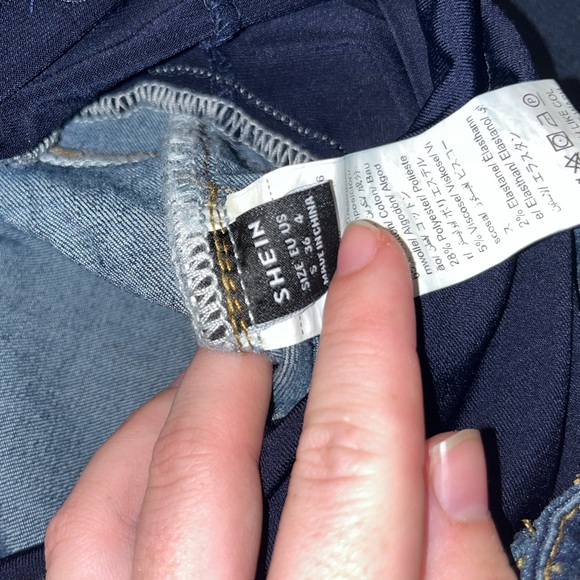 Distressed maternity jeans - Picture 2 of 3